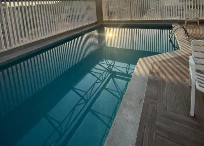 Pitangueiras Service, 2 dormitórios, piscina, 100 m praia, duas vagas de garagem e Wi-Fi Guarujá